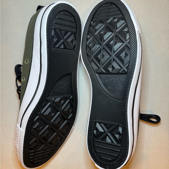 Women’s Chuck Taylor All-Star Leather Low-Top Sneaker - Size 9 - Picture 5 of 7